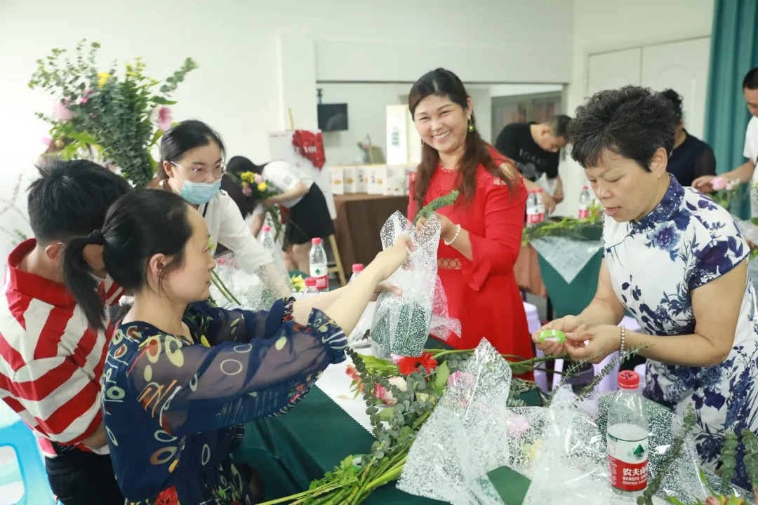 图为嘉宾参加插花活动 图为嘉宾参加插花活动